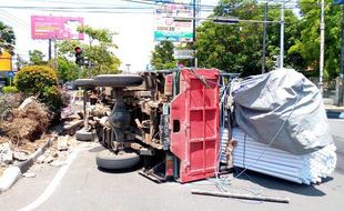 Mobil Terobos Lampu Bangjo, Truk Terguling di Jalan Pandanaran Semarang