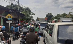 Dekati Lebaran, Kemacetan di Perlintasan KA Gilingan Solo Tambah Lama