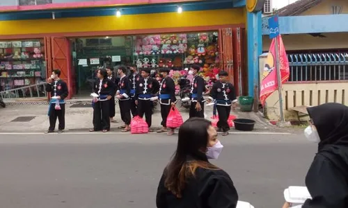 Puluhan Pesilat Kera Sakti Bakti Sosial di Pinggir Jalan