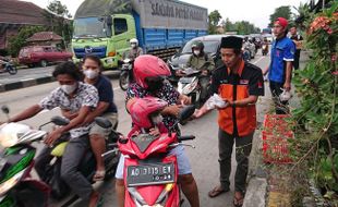 Komunitas Otomotif KIPS Bagi Sedekah Takjil Serentak di 3 Kabupaten