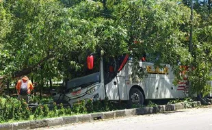 Pecah Ban, Bus Eka Kecelakaan Tabrak Median Jalan di Jurug Solo