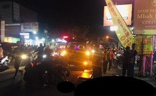 Tertabrak Truk di Depan Kampus IHS Colomadu, 2 Orang Terkapar