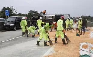 Hendak Nyalip, Bus Malah Sundul Truk Muatan Jagung di Tol Boyolali