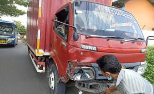 Truk Boks Vs Motor di Barat Luwes Kartasura Sukoharjo, 1 Orang Kritis