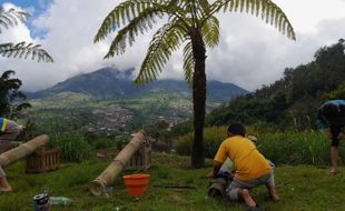 Ngabuburit Cah Lereng Merbabu Boyolali: Main Long Bumbung dan TPA Alam