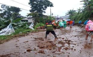 Hujan 2 Jam, Tebing dan Talut Setinggi 3 Meter Longsor di Karanganyar