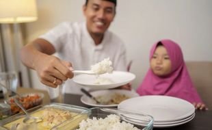 Ini Risiko Makan Buru-Buru Saat Sahur Mepet Imsak