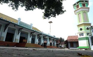 Ini Masjid Tertua di Pekalongan, Usia 4 Abad & Punya Al-Qur'an Raksasa