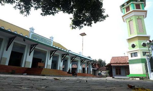 Ini Masjid Tertua di Pekalongan, Usia 4 Abad & Punya Al-Qur'an Raksasa