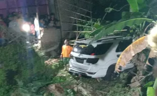 Mobil Nyungsep ke Kebun Warga Matesih, Bikin Heboh!