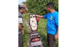 Geger! Ada Motor Ditinggal di Jembatan Bengawan Solo Pondok Sukoharjo