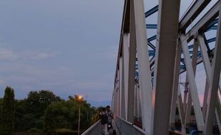 KAI: Jembatan KA Jurug Solo Tak Boleh Untuk Nongkrong Atau Foto-Foto