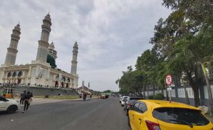 Parkir Jemaah Masjid Agung Madaniyah Karanganyar Luber Hingga Alun-Alun