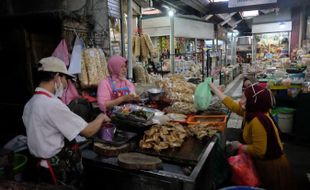 Pasar Gede Solo Ramai Jelang Lebaran, Daging Ayam Ludes dalam 3 Jam