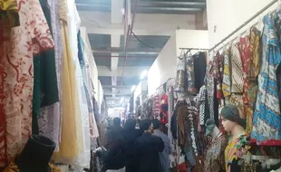 Berburu Baju Lebaran, Warga Luar Soloraya Serbu Pasar Klewer Solo