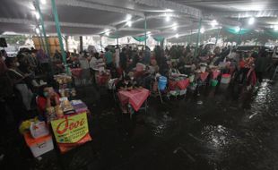 Baru Mulai Ramai, Pasar Takjil Semarak Ramadan Solo Malah Diguyur Hujan