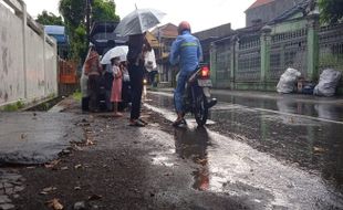 Kali Pertama, Komite SDN Sumber 6 Solo Adakan Pembagian Takjil