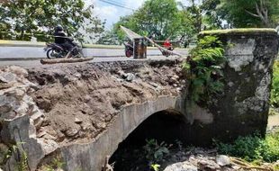 Sayap Jembatan Gawan Sragen Ambrol, Ini yang Dilakukan Pemuda Setempat