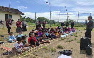 Jos! Dalem Pasinaon Slogohimo Ajak Anak-Anak Desa Melek Literasi