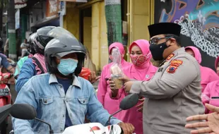 Bhayangkari Wonogiri Bagikan 500 Bungkus Takjil di Lokasi Ini