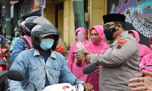 Bhayangkari Wonogiri Bagikan 500 Bungkus Takjil di Lokasi Ini