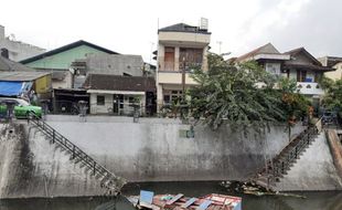 Tak Hanya Sampah, Ada Bangkai Kapal Rusak Mengapung di Kali Pepe Solo