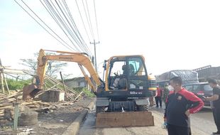 Satpol PP Semarang Bongkar 19 Lapak di Jalan Yos Sudarso, Ini Sebabnya