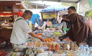 Penjual Takjil Kawasan UIN Raden Mas Said Kartasura Raup Berkah Ramadan