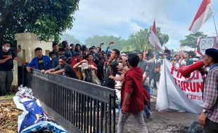 Aksi Ribuan Mahasiswa di Ternate Ricuh, Ini Pemicunya