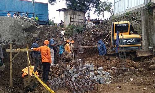 Tragis! Tanah Gerak, Pekerja Bangunan di Banyumas Tertimbun Fondasi