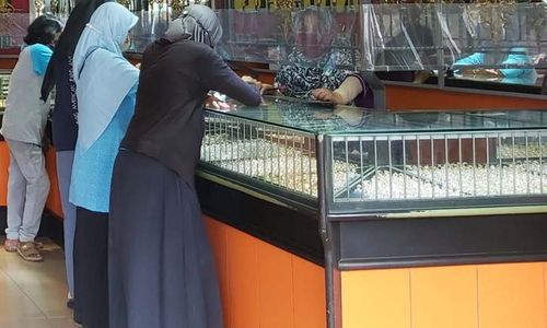 Jelang Lebaran, Toko Emas di Karanganyar Diserbu Pembeli