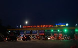 Hari Pertama One Way, GT Kalikangkung Semarang Terima 47.000 Kendaraan