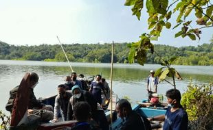 Ajak Pejabat Sragen Survei Lokasi Jembatan, Bupati Naik Perahu 1 Km