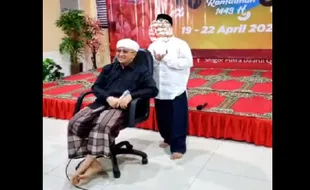 Santri Kecil Foto Bareng Yusuf Mansur, Netizen: Awas Uang Jajanmu Dek!