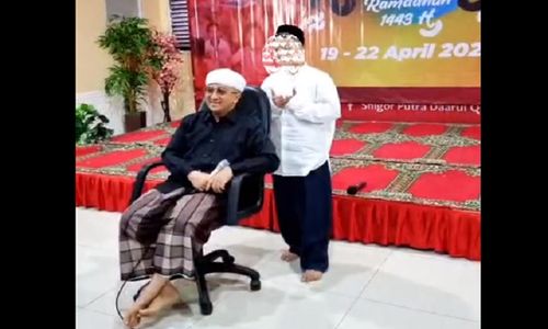 Santri Kecil Foto Bareng Yusuf Mansur, Netizen: Awas Uang Jajanmu Dek!