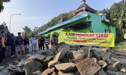 Protes Keberadaan TPST Warga Blokir Jalan Masuk dengan Tumpukan Batu