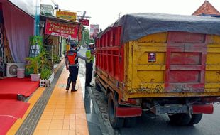 Nekat Beroperasi Saat Lebaran, Puluhan Sopir Truk Galian C Ditilang