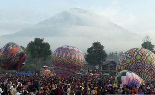 Serunya Tradisi Menerbangkan Balon Udara di Wonosobo