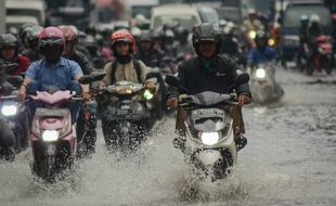 Perawatan Sepeda Motor Setelah Terjang Banjir di Solo