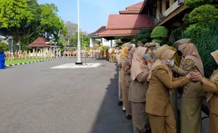 Hari Pertama Masuk Kerja, Ratusan ASN Sragen Bersalam-Salaman