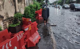 Akibat Banjir, Water Barrier Jl. Dr. Moewardi Hanyut hingga Kalitan