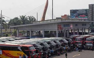 Seribuan Pemudik Diberangkatkan Kembali ke Jakarta dari Terminal Solo