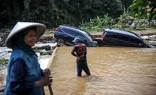 Banjir Bandang Terjang Sumedang Jabar, 1 Orang Hilang & 2 Mobil Hanyut