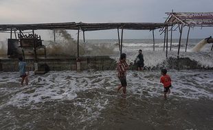 Lekukan Garis Pantai Jawa Tengah Hasil Pertemuan Sesar Mendatar