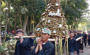 Begini Momen Warga Rebutan Apam Lebaran di Mojogedang Karanganyar