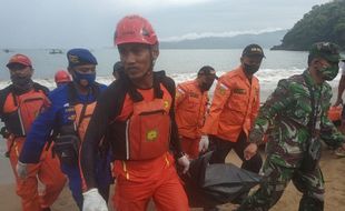 Seorang Wisatawan yang Terseret Ombak di Pantai Trenggalek Ditemukan