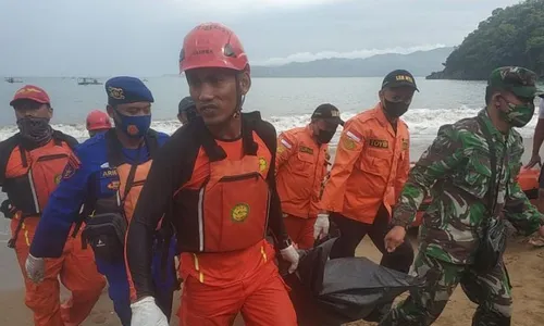 Seorang Wisatawan yang Terseret Ombak di Pantai Trenggalek Ditemukan