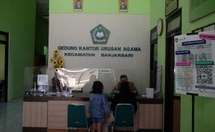 Adik Jokowi & Ketua MK Anwar Usman Resmi Daftar Nikah di KUA Banjarsari