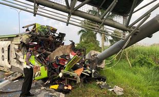 13 Orang Meninggal, Ini Foto-Foto Kecelakaan Bus di Tol Surabaya