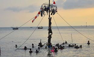 Warga Jepara Ikuti Panjat Pinang di Laut, Meriahkan Perayaan Syawalan